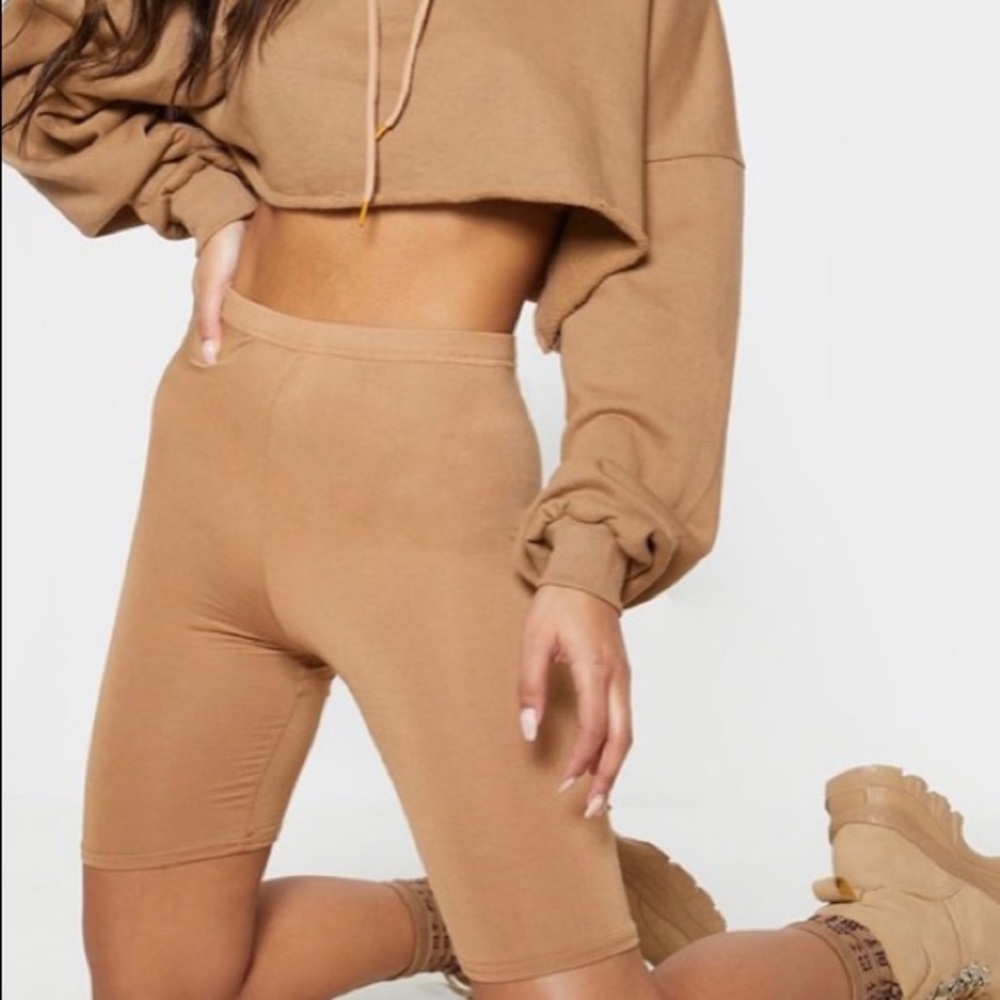 Pretty Little Thing Bike Shorts in Camel